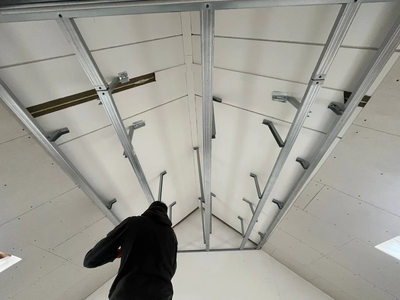 Plafondframe voor een verlaagd gipsplatenplafond op een zolder