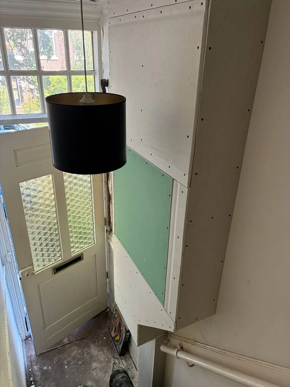 Gipsplaten voorzetwand in een entree tijdens de montage