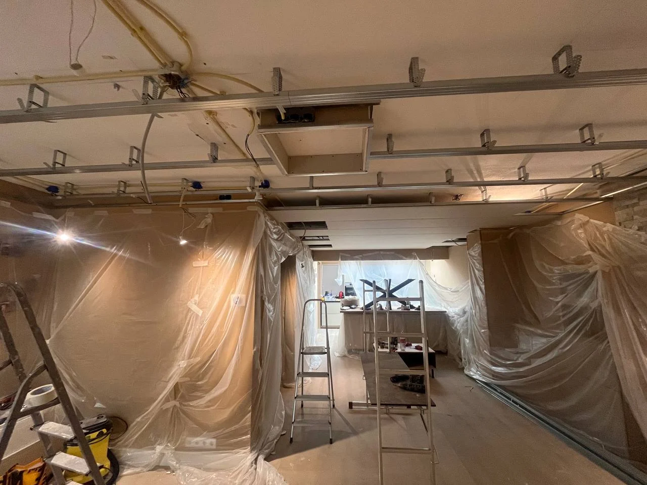 Montage van een verlaagd gipsplatenplafond met uitsparingen voor verlichting